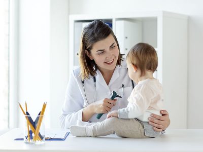 800x600-Sociedad-Mexicana-Pediatría-_0000s_0004_doctor-with-baby-and-otoscope-at-clinic-P9LY8JW